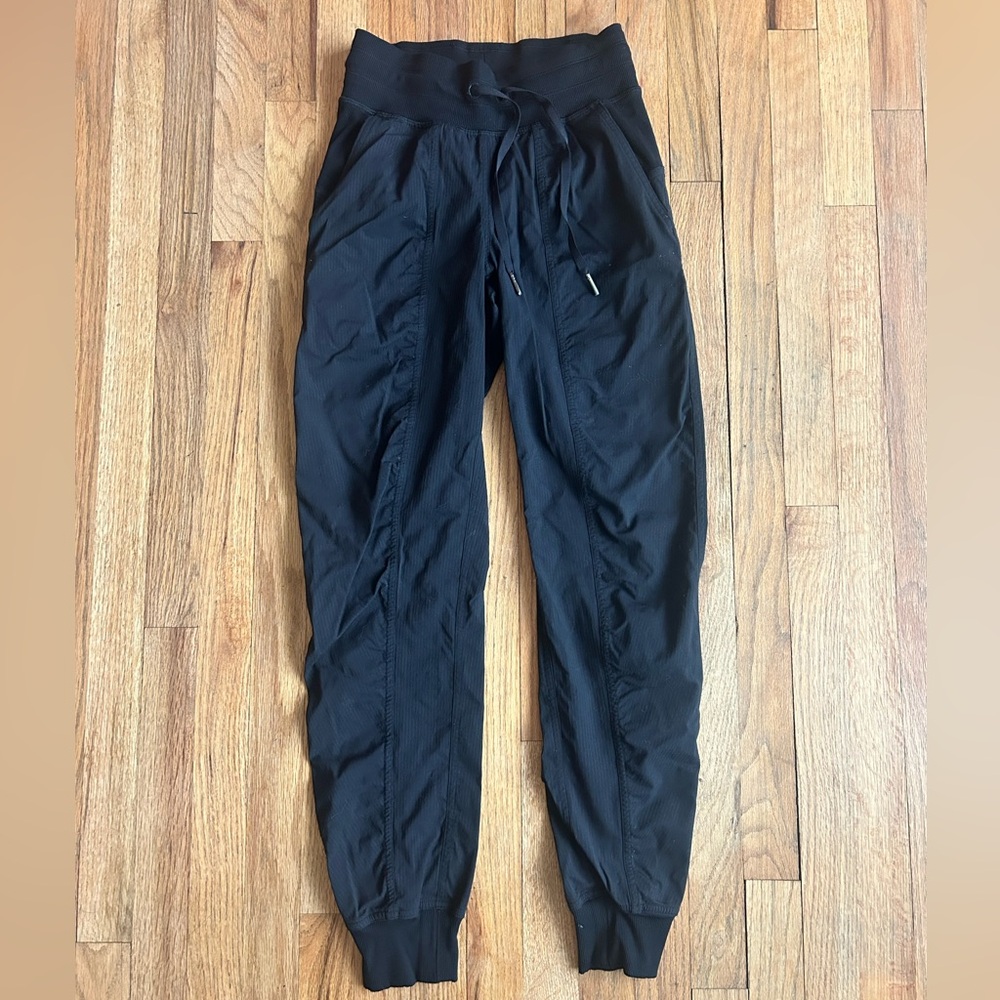 Lululemon Joggers, size 0. In really good condition. Some normal wear.